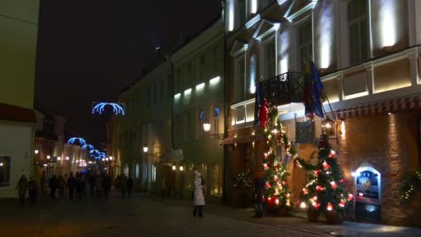 Βίλνιους φωτίζεται με Χριστουγεννιάτικη διακόσμηση — Αρχείο Βίντεο