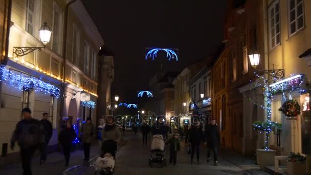 Vilnius, oświetlone w świątecznych dekoracji — Wideo stockowe