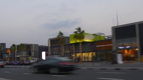 Dubai ciudad iluminada por la noche — Vídeo de stock