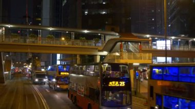 Geceleri aydınlatılan Hong Kong şehir