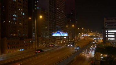 Geceleri aydınlatılan Hong Kong şehir