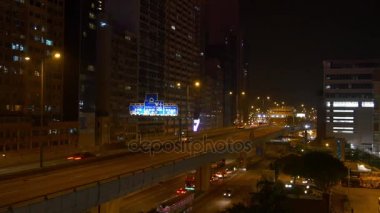 Geceleri aydınlatılan Hong Kong şehir