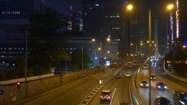 Geceleri aydınlatılan Hong Kong şehir