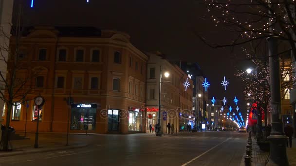 Vilnius, oświetlone w świątecznych dekoracji — Wideo stockowe