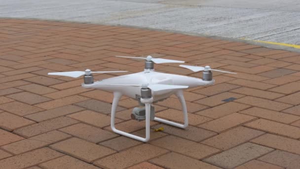 Drohne fliegt in Hongkong-Stadt — Stockvideo