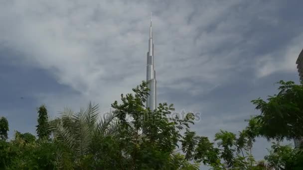 Pohled na mrakodrap Burdž Chalífa v Dubaji — Stock video