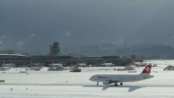 Zürih Havaalanı, kış — Stok video
