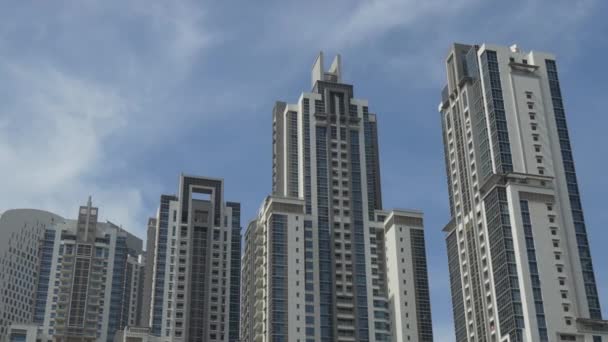 Bâtiments modernes dans la ville de Dubai — Video