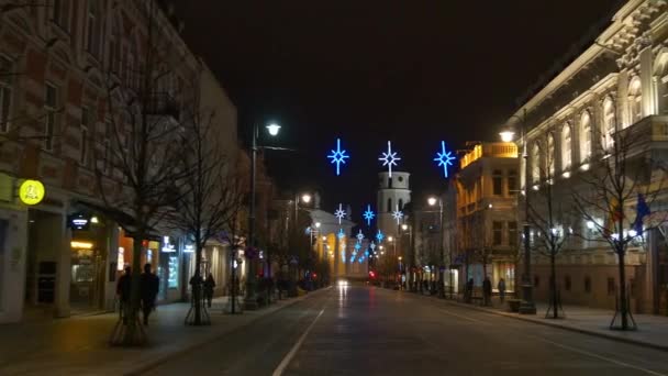 Vilnius verlicht in Kerstdecoratie — Stockvideo