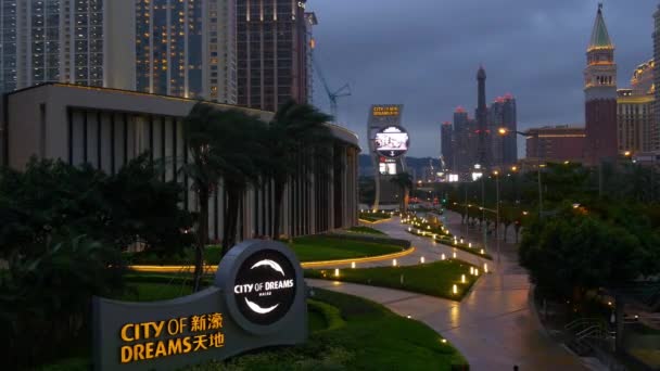 Geceleri aydınlatılan Macau şehir — Stok video