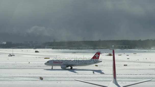 Аэропорт Цюриха зимой — стоковое видео