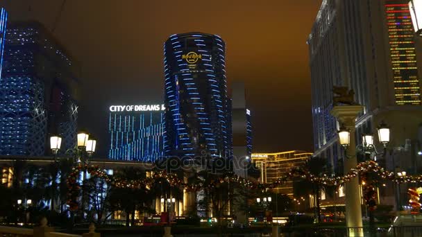 Geceleri aydınlatılan Macau şehir — Stok video