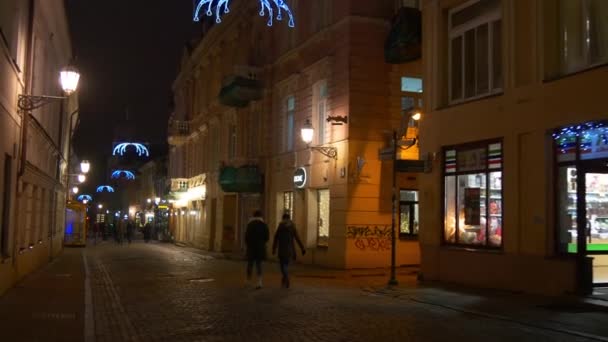 Вильнюс освещается в новогоднем оформлении — стоковое видео