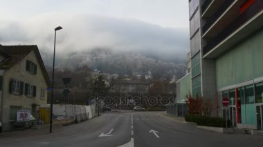 Şehir sisli dağ ile sokak