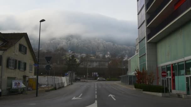 Stad straat met mistige berg — Stockvideo