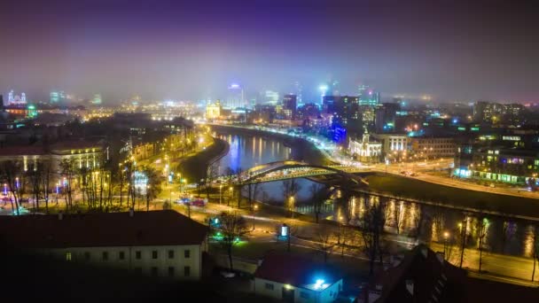 Vilna ciudad iluminada por la noche — Vídeos de Stock