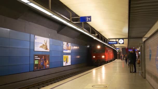 Železniční nádraží v Curychu s lidmi — Stock video