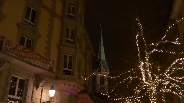 クリスマスの装飾で照らされるチューリッヒ — ストック動画