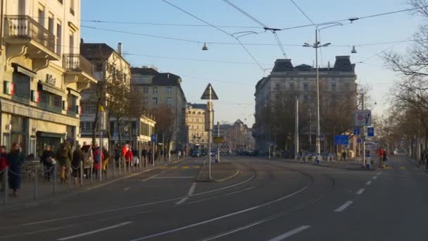 Zürich stad gata vid solnedgången — Stockvideo