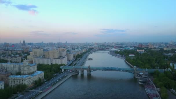 Moskoe stadsgezicht verkeer panorama — Stockvideo