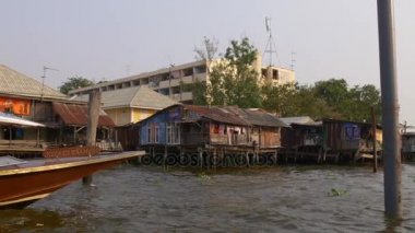 Bangkok şehir sokaklarını su