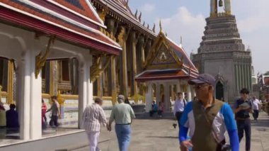 Bangkok sokaklarında insanlar var.