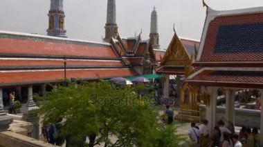 Bangkok sokaklarında insanlar var.