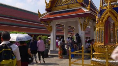 Bangkok sokaklarında insanlar var.