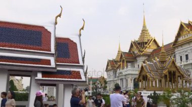 Bangkok sokaklarında insanlar var.