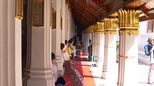Lidé v okolí chrámů v Bangkoku — Stock video
