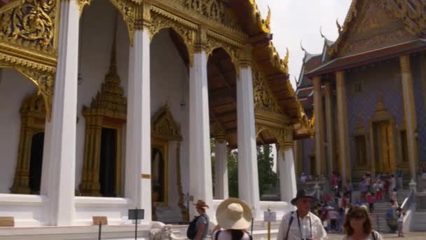 Люди біля храмів в Бангкоку — стокове відео