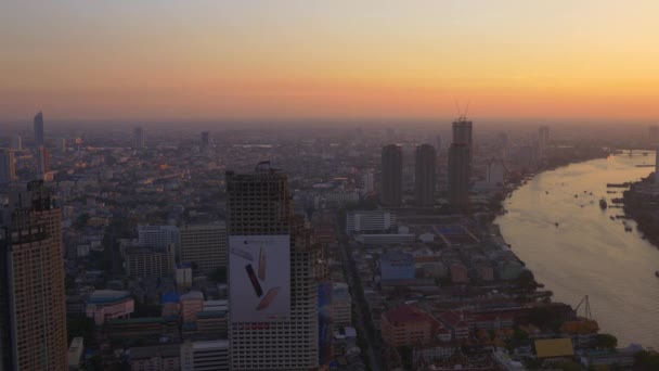 Luftaufnahme der Stadt Bangkok bei Sonnenuntergang — Stockvideo