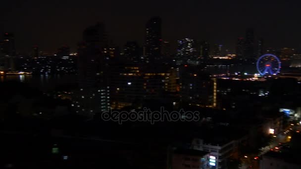 Воздушная съемка города Бангкока ночью — стоковое видео