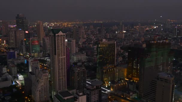 밤에 방콕 시티의 공중 탄 — 비디오