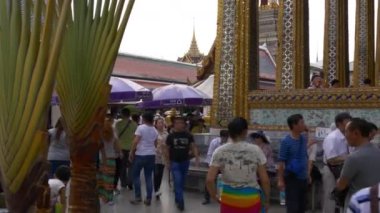 Bangkok sokaklarında insanlar var.