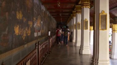 Bangkok sokaklarında insanlar var.