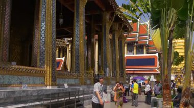 Bangkok sokaklarında insanlar var.