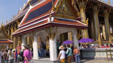 Bangkok sokaklarında insanlar var.