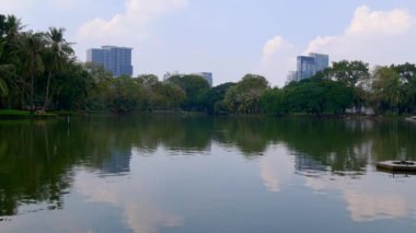 Bangkok şehir sokaklarını su