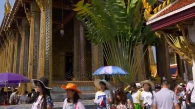 Bangkok sokaklarında insanlar var.