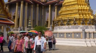 Bangkok sokaklarında insanlar var.