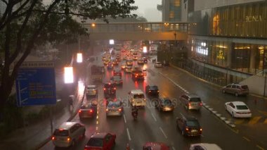 Yağmurlu bir gün şehirde Hong Kong