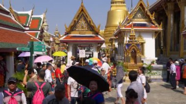 Bangkok sokaklarında insanlar var.