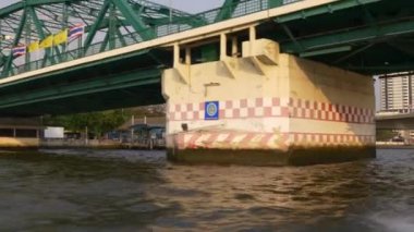 Bangkok şehir sokaklarını su