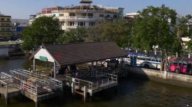 Bangkok şehir sokaklarını su