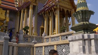 Bangkok sokaklarında insanlar var.