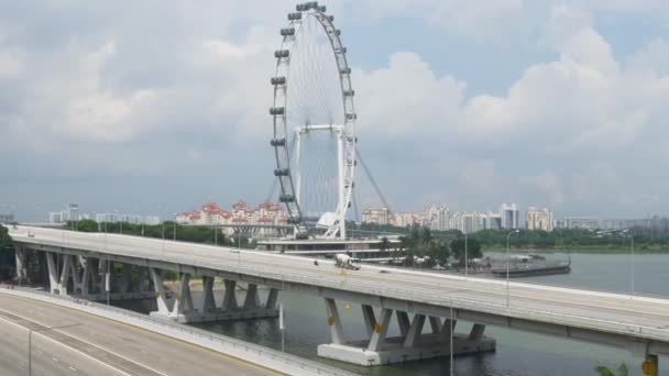 Baía de Marina de Singapura com roda gigante — Vídeo de Stock