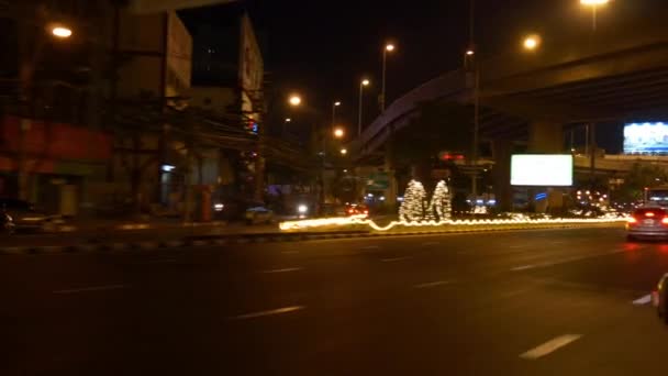 Tráfico urbano en Bangkok por la noche — Vídeos de Stock