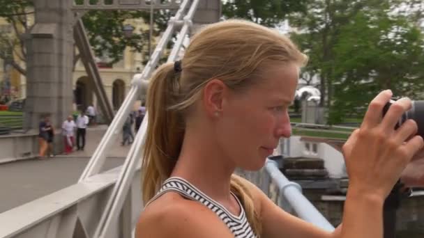 Vrouw op brug in Singapore — Stockvideo