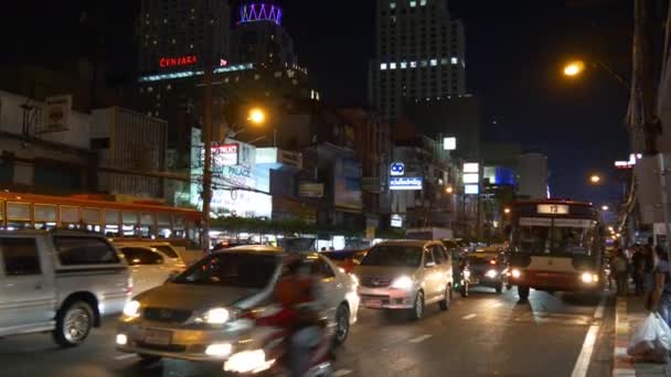 Gece Bangkok şehir sokak trafik — Stok video